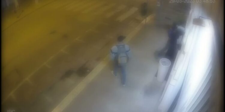 Bari, ‘spaccata’ Da Noh Samba: Il Video Dell’incursione E Del Furto Lampo. Vetrina In Frantumi Con Un Masso – Video