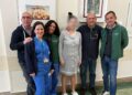 L'equipe Di Ortopedia E Chirurgia Vertebrale Con La Paziente