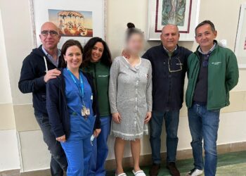 L'equipe Di Ortopedia E Chirurgia Vertebrale Con La Paziente