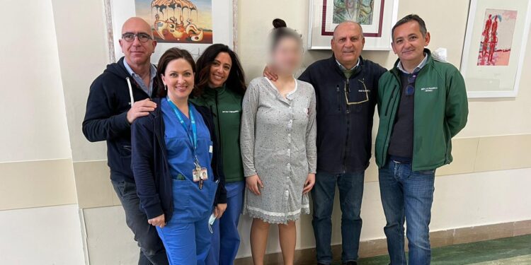 L'equipe Di Ortopedia E Chirurgia Vertebrale Con La Paziente