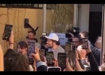 Bagno Di Folla Per I Pinguini Tattici Nucleari All’anchecinema: Il Gruppo Canta Con Gli Studenti Rimasti Fuori – Video