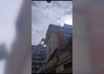 Incendio In Appartamento Di Strada Privata Borrelli, Salvati Nonni E Nipotini: Palazzina Evacuata – Video