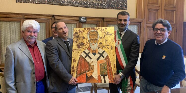 09 05 23 Stamattina La Consegna Diun'opera Di Mimmo Camassa Raffigurante San Nicola