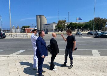 31 05 23 Stamattina L’assessora Pierucci Alla Presentazione Dell’intervento Artistico Di Guido Van Helten Sui Silos Del Porto Di Bari