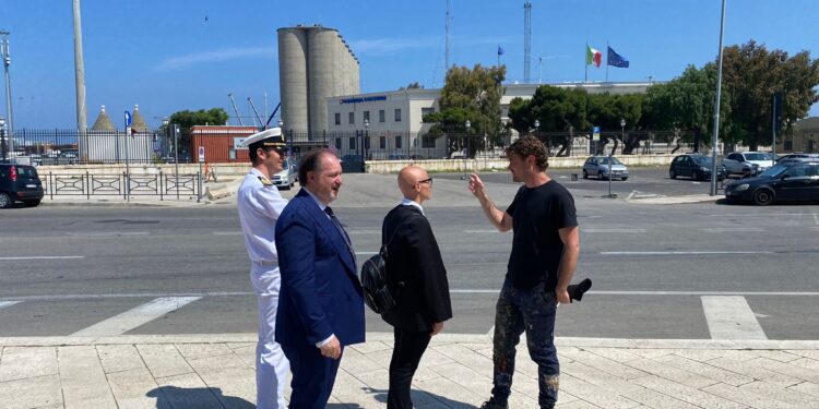 31 05 23 Stamattina L’assessora Pierucci Alla Presentazione Dell’intervento Artistico Di Guido Van Helten Sui Silos Del Porto Di Bari