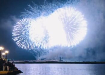 Bari, Tutti Con Il Naso All’insù Sul Lungomare Per I Fuochi D’artificio Di San Nicola – Video