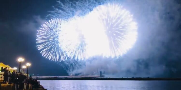 Bari, Tutti Con Il Naso All’insù Sul Lungomare Per I Fuochi D’artificio Di San Nicola – Video