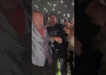 Biagio Antonacci Braccato Dalle Fan A Bari, Il Video Scatena I Commenti. Eros Ramazzotti: “sei Pazzo”