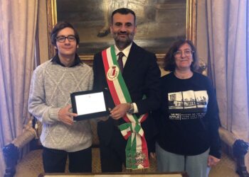15 06 23 Sindaco Consegna Targa Riconoscimento A Samuel Stripoli 1
