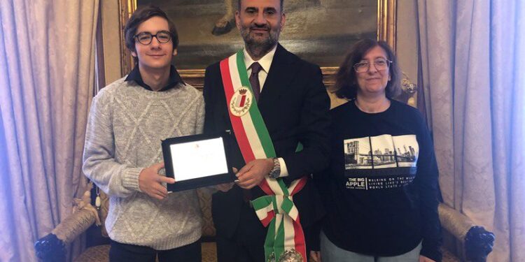15 06 23 Sindaco Consegna Targa Riconoscimento A Samuel Stripoli 1