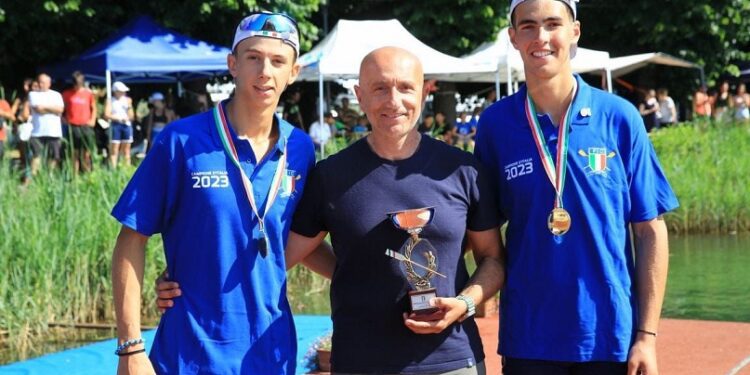 Canottaggio Pasquale Tamborrino E Leonardo Bellomo Del Cc Barion Campioni D'italia Con Il Ds Carlo Quaranta