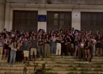Bari, I Maturandi Del Flacco Cantano ‘notte Prima Degli Esami’ Davanti A Scuola – Video