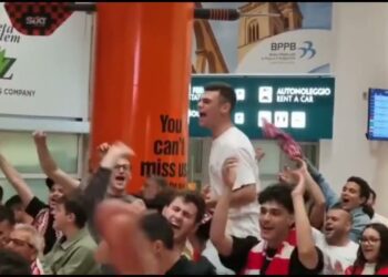 Playoff, Tifosi In Aeroporto Accolgono La Squadra Dopo Cagliari Bari: “riprendiamola” – Video