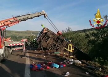 “stavamo Dormendo, Poi Il Botto”. Bus Nella Scarpata Sulla A16: Parla Uno Dei Passeggeri – Il Video Dei Soccorsi
