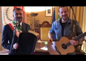 Tv, Il Karaoke Di Decaro Per Fiorello: “ti Mandiamo Teglia E Ricetta Per Riso Patate E Cozze” – Video