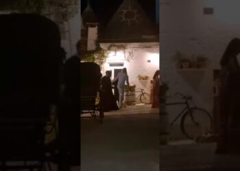 “Erling, come to play in Bari!”. Haaland ad Alberobello per D&G: i tifosi ‘lo vestono’ di biancorosso – VIDEO