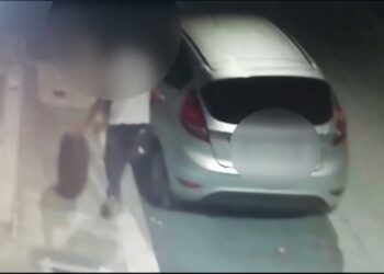 Bari, Da Solo E Armato Di Cric: Ladro (sotto Gli Occhi Della Telecamera) Ruba Due Pneumatici Al Libertà – Video