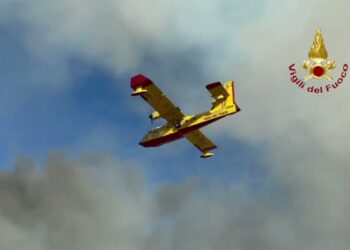 Maxi Incendio A Ugento, Il Volo Del Canadair è Da Brividi. Il Sindaco: “grazie! Grazie! E Ancora Grazie!” – Video