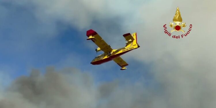 Maxi Incendio A Ugento, Il Volo Del Canadair è Da Brividi. Il Sindaco: “grazie! Grazie! E Ancora Grazie!” – Video