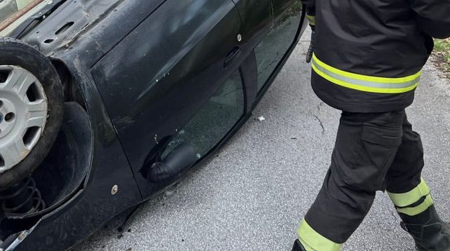 Vigili Del Fuoco Auto Ribaltata