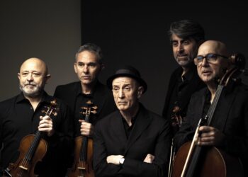 Peppe Servillo & The String Quartet𝐹𝑜𝑡𝑜 𝑎 𝑐𝑢𝑟𝑎 𝑑𝑖 𝑀𝑖𝑚𝑚𝑜 𝐴𝑡𝑡𝑎𝑑𝑒𝑚𝑜 (1) Min