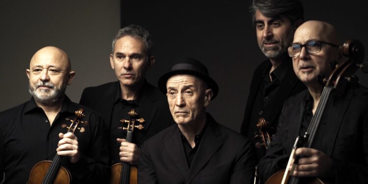 Peppe Servillo & The String Quartet𝐹𝑜𝑡𝑜 𝑎 𝑐𝑢𝑟𝑎 𝑑𝑖 𝑀𝑖𝑚𝑚𝑜 𝐴𝑡𝑡𝑎𝑑𝑒𝑚𝑜 (1) Min