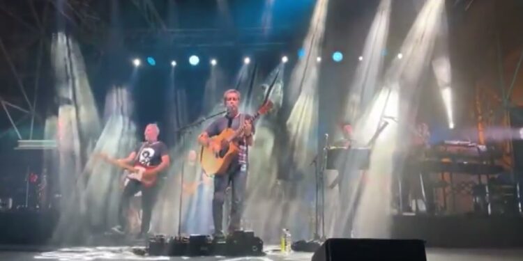 Daniele Silvestri Incanta Corato, Il Concerto: Dalla Magia Di ‘occhi Da Orientale’ Alla Carica Di ‘salirò’ – Video