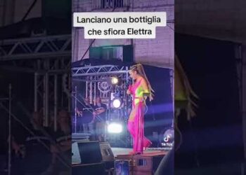 Sammichele, Lancia Bottiglia Contro Elettra Lamborghini. La Cantante Sbotta: “mi Potevi Far Male” – Video