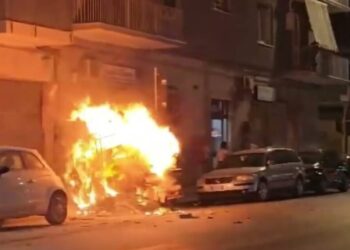 Bari, A Fuoco Pila Di Cartoni Di Un Supermercato: Il Video Dal Quartiere Libertà