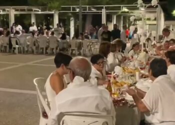 Bari, In Piazza Va In Scena La Cena In Bianco: Tavole Imbandite Per 250 Persone – Foto E Video