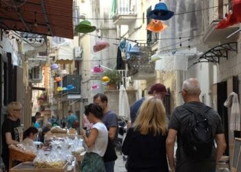 Cappellini Luminosi All’arco Basso, ‘l’idea Del Proprietario Di Un B&b’. Nunzia: “atmosfera Bellissima” – Video