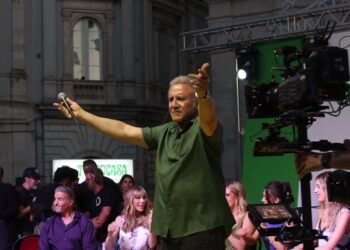 Gioia, Frank Stallone Scatenato Canta La Colonna Sonora Di Staying Alive – Video