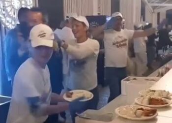 Gioia, I The Kolors Fanno Cantare Tutta La Città: E I Mastri Casari Ballano Italodisco – Video