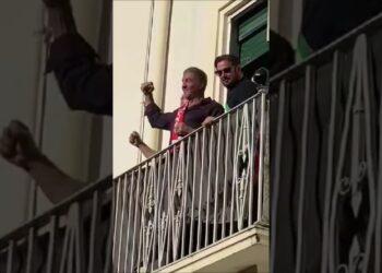 Sylvester Stallone Al Balcone Con La Sciarpa Degli Ultras Del Bari: “dono Del Proprietario Della Casa Del Nonno” – Video