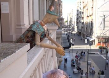 Un Burattino Al Balcone Osserva Via Sparano: è La Mostra Parole In Rame – Video