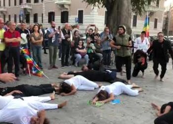 Bari, Al Sit In Per La Pace Tra Israele E Palestina Il Flash Mob Che Simula Il Bombardamento – Video E Foto
