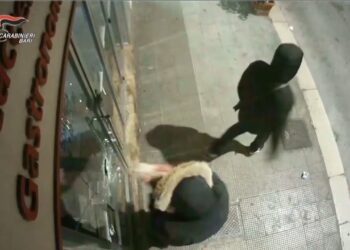 Furto Con Spaccata In Un Panificio Di Bari, Dopo 8 Mesi 2 Arresti Grazie A Un’impronta Digitale – Video