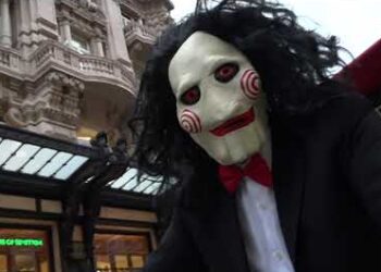 “voglio Fare Un Gioco Con Te…”, Saw L’enigmista In Centro A Bari: L’incontro Con Il Cantante Di Via Sparano – Video