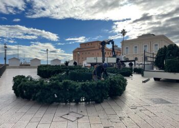 28 11 23 Al Via Gli Allestimenti Natalizi In Piazza Del Ferrarese Appuntamento Il 6 Dicembre Con L’accensione Dell’albero Di Natale Della Città Di Bari 1