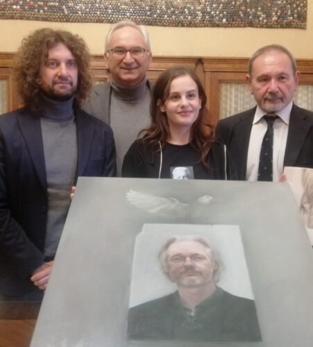 29 11 2023 Presentata A Palazzo Di Città La Mozione Che Chiede La Cittadinanza Onoraria Per Julian Assange 1 (1)
