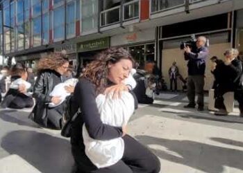 ‘cessate Il Fuoco’, Flash Mob A Bari: “stop Alla Guerra Tra Israele E Palestina E A Tutti I Conflitti Nel Mondo” – Video