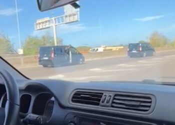 Tifosi Del Lecce Creano Scompiglio Sulla Tangenziale Di Brindisi: Petardi Dai Pulmini In Corsa Sulla Strada