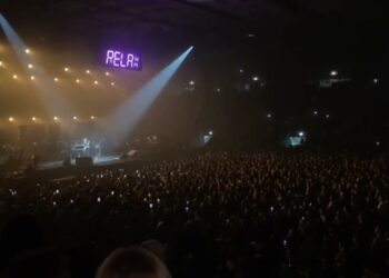 “Sembra il San Nicola”, Calcutta fa sold out al Palaflorio. E ringrazia i fan in coda sotto la pioggia – VIDEO