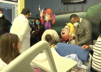 SSC Bari, tre giocatori portano i doni ai bimbi dell’ospedaletto Giovanni XXIII: “Non vedevamo l’ora” – VIDEO