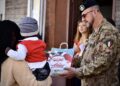 Foto 2 I Militari Donano Regali Ai Bambini