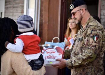 Foto 2 I Militari Donano Regali Ai Bambini