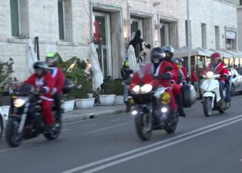‘babbo Natale In Moto’, Ecco La Sfilata Per Le Strade Di Bari: Centinaia Di Bikers Colorano La Città – Video