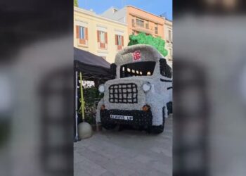 Il Pulmino Di Go Up Illumina Corso Vittorio Emanuele Con Musica, Mostre E Laboratori