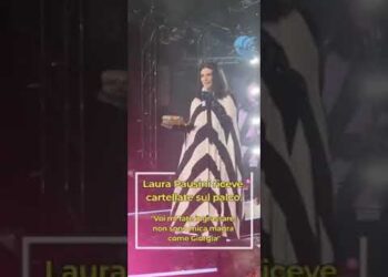 Laura Pausini Riceve Le Cartellate Sul Palco, Il Regalo Dei Baresi Dopo Lo Spettacolo Al Palaflorio – Video