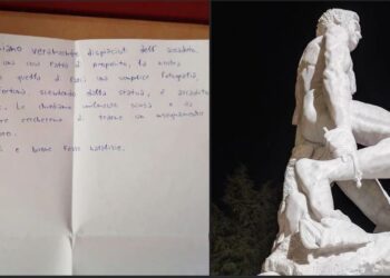 Lettera Statua